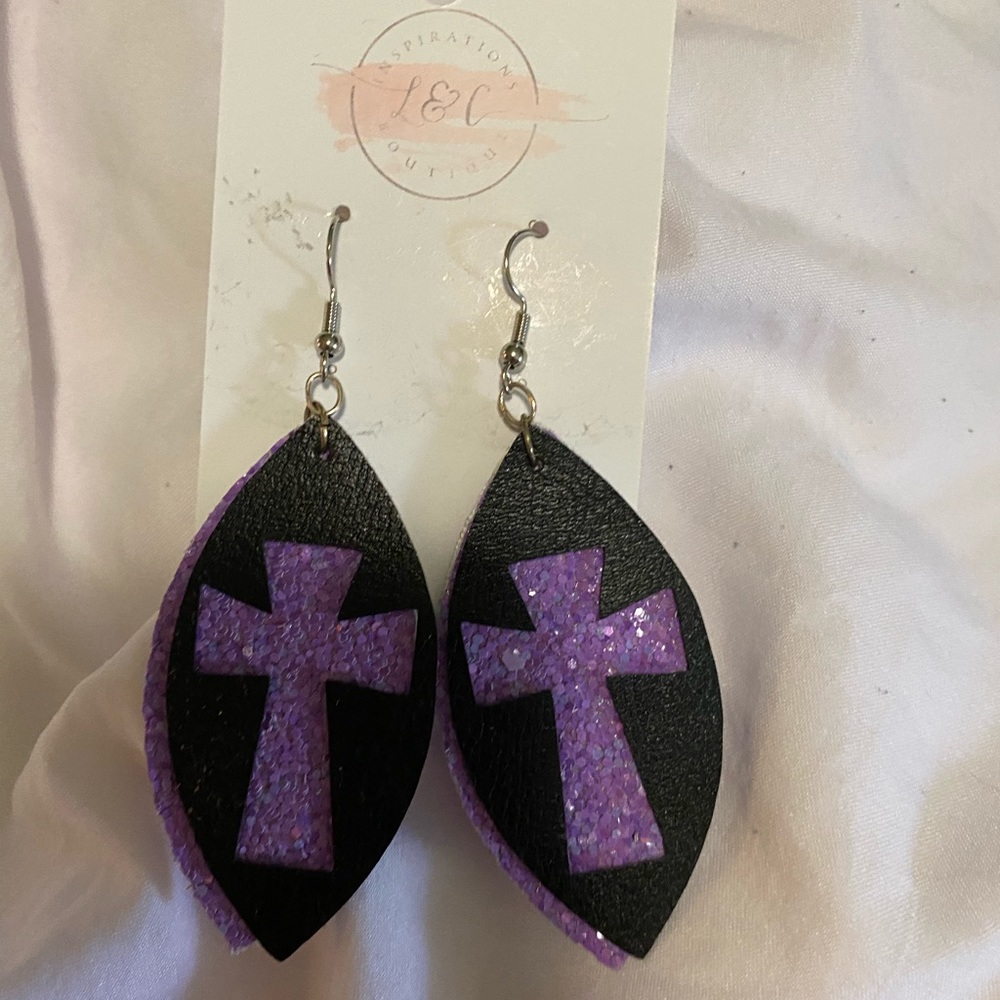 8 pairs of earrings